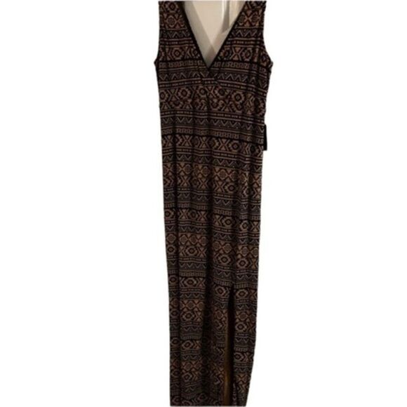 Express Aztec Print V-neck Maxi Dress
Women's Size medium nwt - Picture 2 of 9